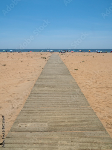 Pasarela de madera que lleva a la playa