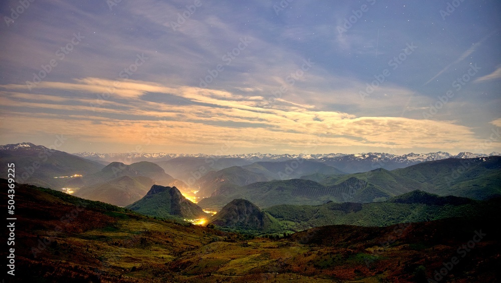 Obraz premium Paysage montagne Ariège Pyrénées la nuit - tourisme voyage nature
