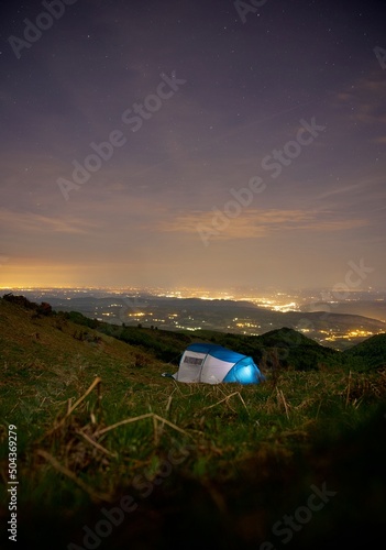 Tente camping sauvage la nuit - montagne voyage tourisme Ariège
