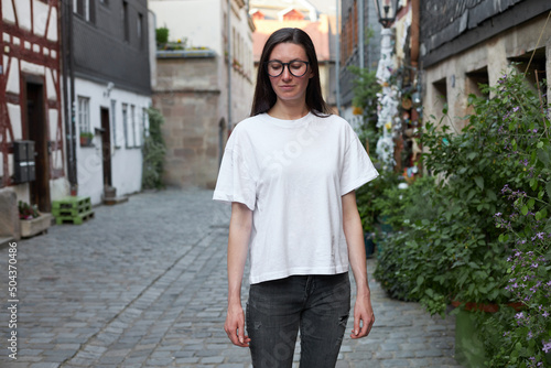 Woman wearing white t-shirt in the city © 4Max