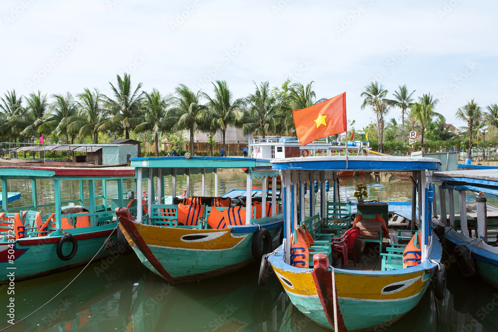 Empty tourist boats on Thu Bon River in Hoi An, Vietnam　ベトナム・ホイアン 川に浮かぶ空っぽの観光遊覧船