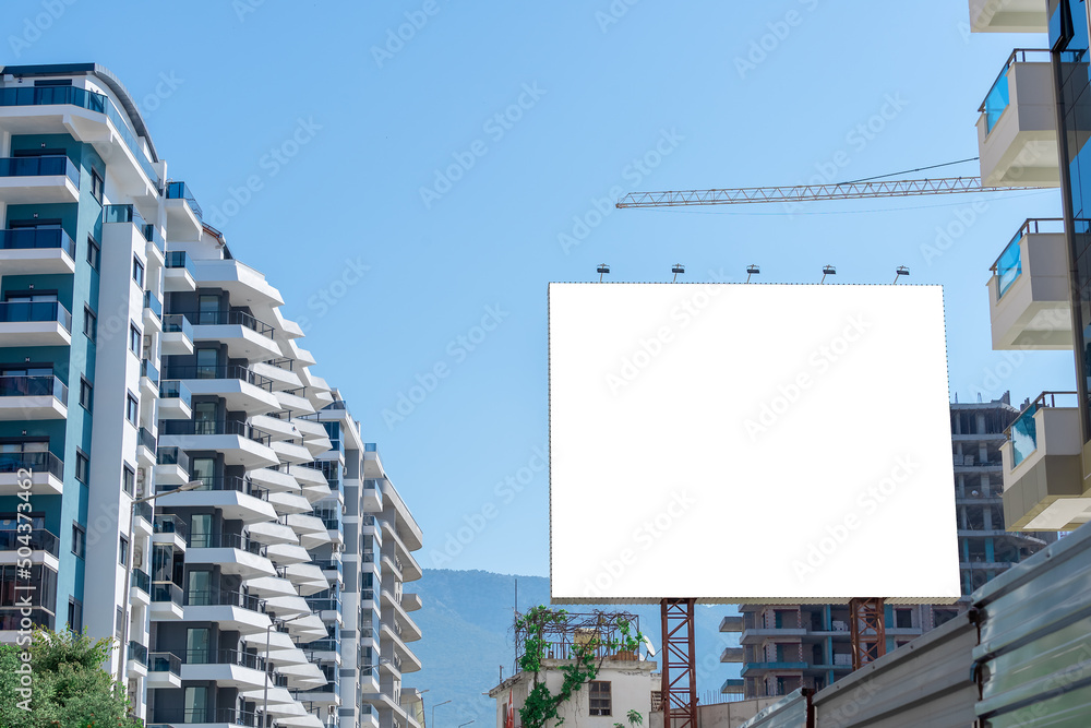 Obraz premium A residential area of the city under construction with a white billboard in front.