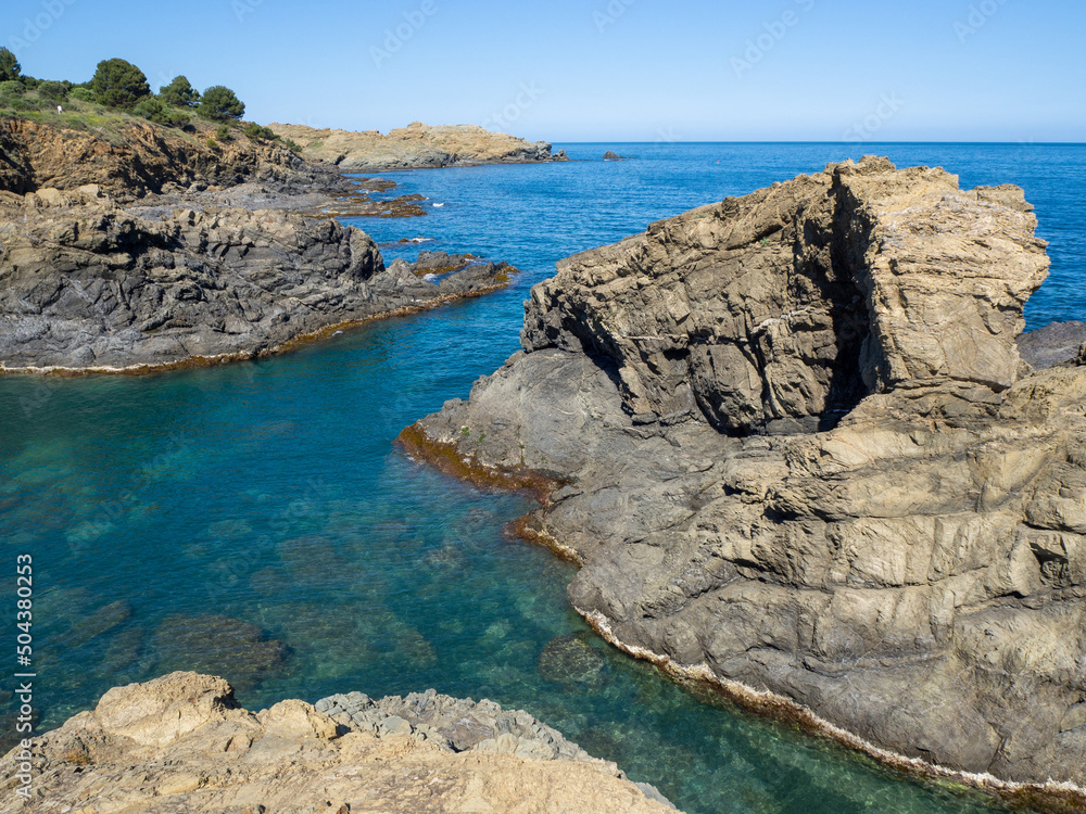 Piscine naturelle, rochers et mer méditerranée, Llança, Costa Brava, Catalogne, Espagne