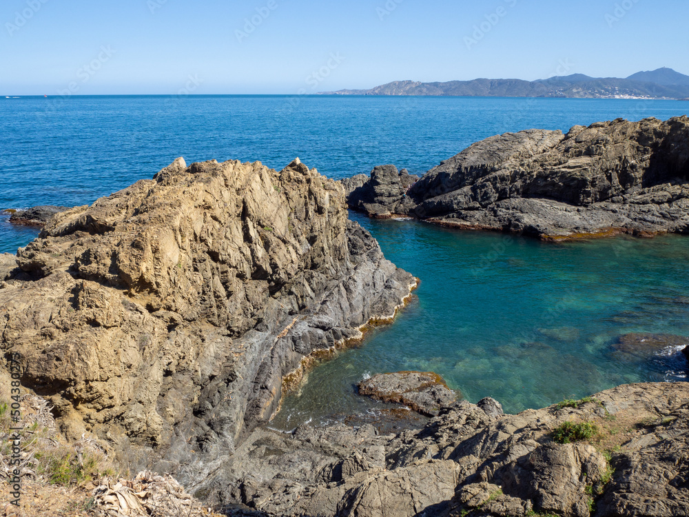 Fototapeta premium Piscine naturelle, rochers et mer méditerranée, Llança, Costa Brava, Catalogne, Espagne