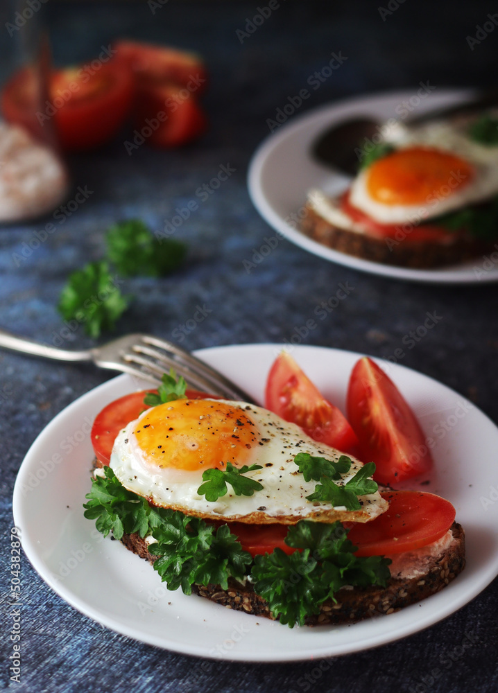 Sandwiches with fried eggs and tomatoes Sandwiches with fried eggs and tomatoes