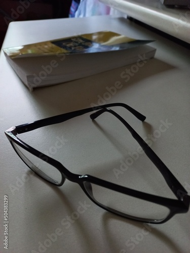 Obraz na płótnie glasses and book w salonie