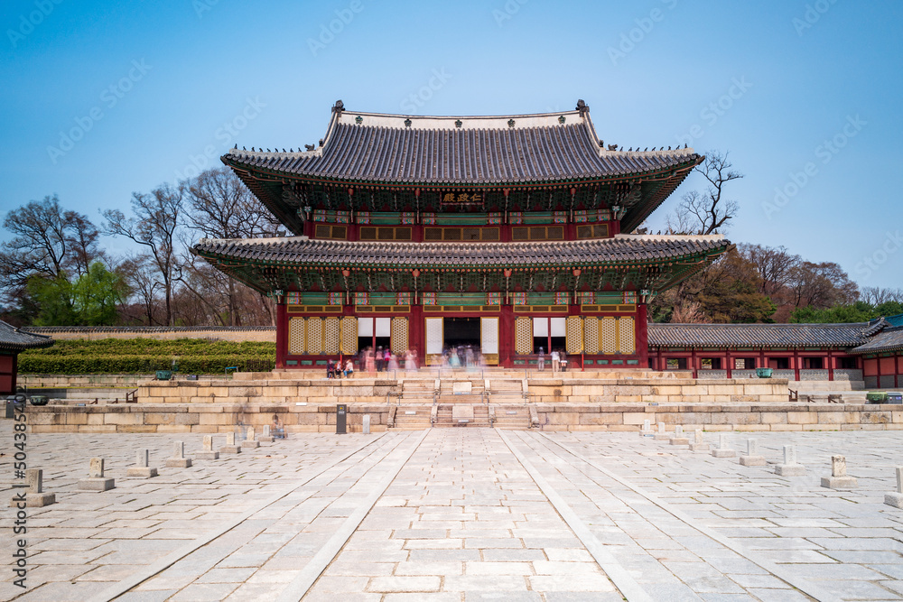 Fototapeta premium Injeongjeon Hall in Changdeokgung Palace long exposure, Seoul, South Korea.
