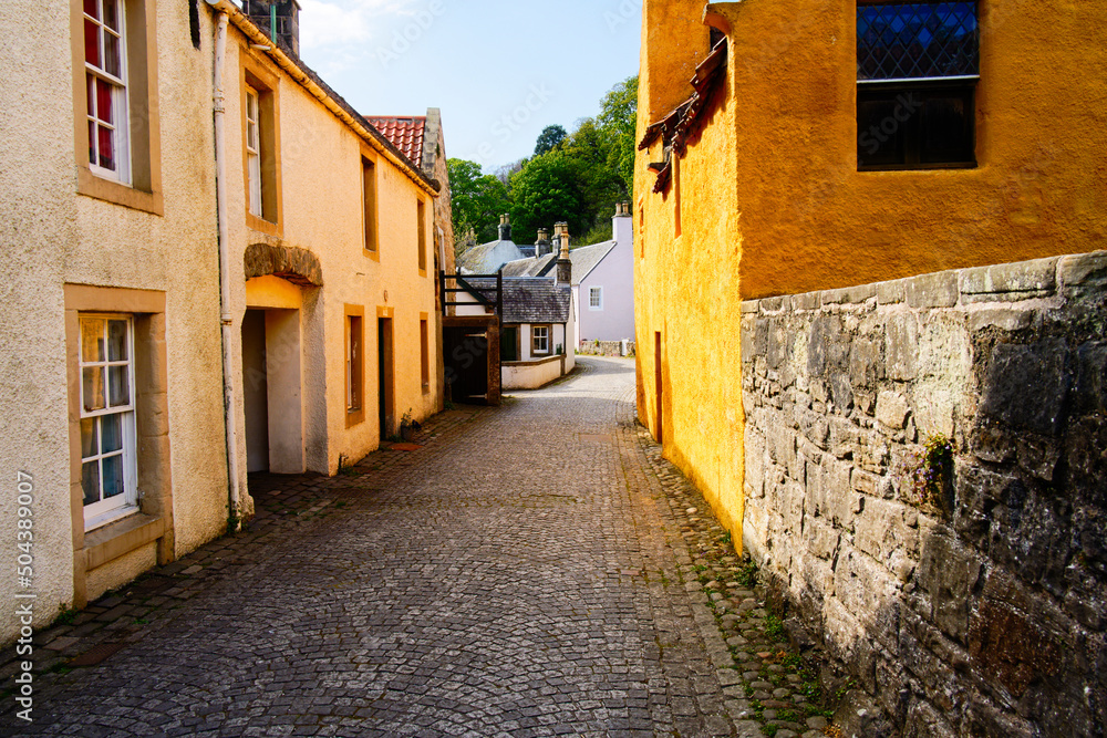 Fototapeta premium Cobbled street named West Green in Culross village on the Forth of Firth.