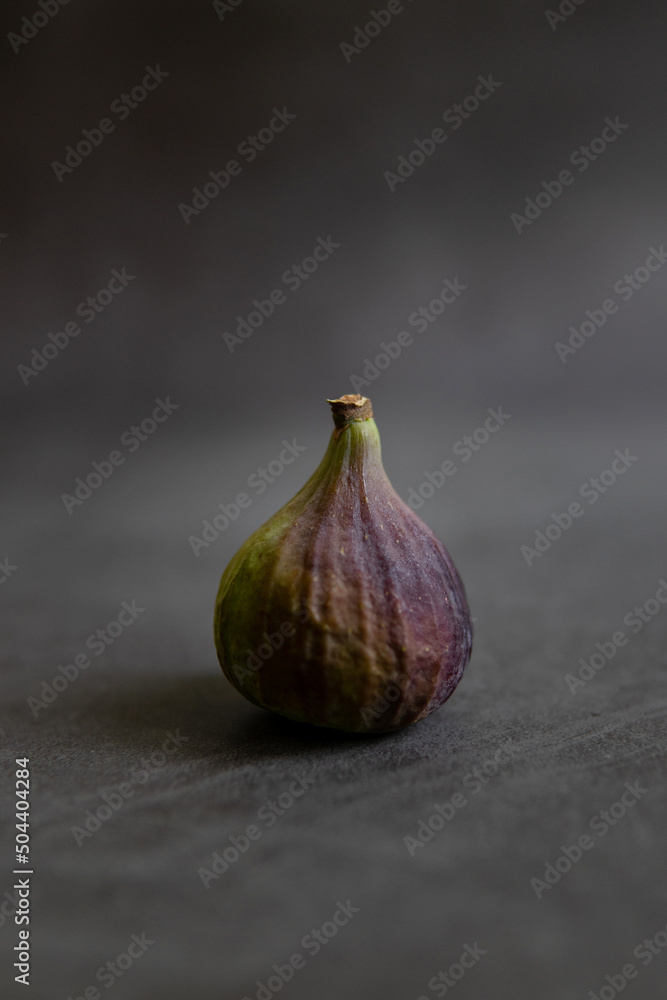 Obraz premium Figs on a dark background.