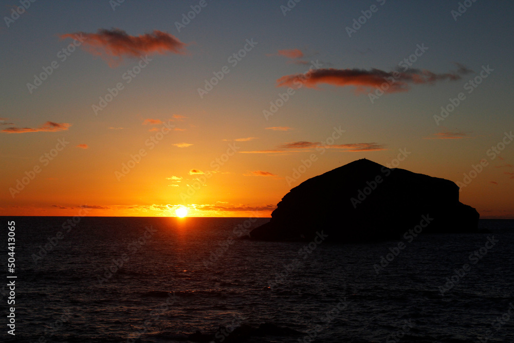 Um pôr de sol laranja nos Mosteiros, Açores