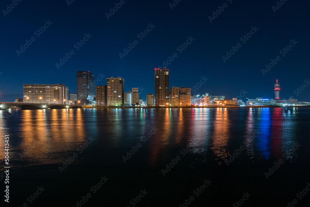 Fototapeta premium 夜景と街と川