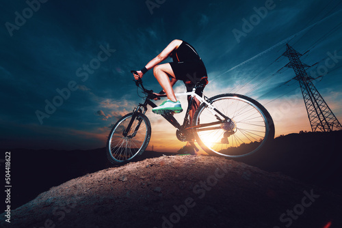 Fototapeta Naklejka Na Ścianę i Meble -  Bicicleta de montaña. Deporte y vida sana. Deportes extremos. Bicicleta de montaña y hombre. Estilo de vida aventurero, la recreación y el ocio al aire libre.
