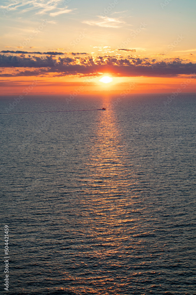 Obraz premium Tramonto sul mare e sull'isola di Foradada, comune di Alghero, città metropolitana di Sassari, Sardegna