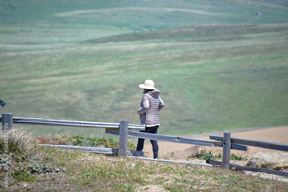 Obraz premium Woman walking in solitude on a scenic overlook