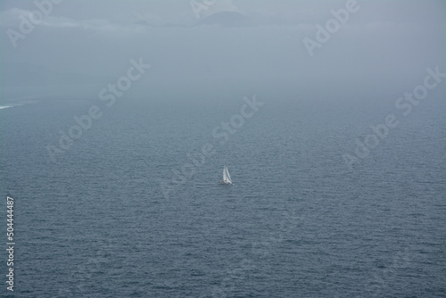 Seegelboot fährt auf dem Wasser  photo