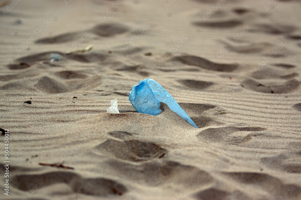 Plastikowe odpadki butelka pozostawiona na plaży. 	 - obrazy, fototapety, plakaty 