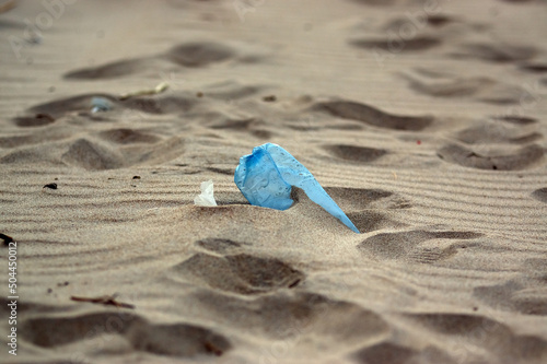 Plastikowe odpadki butelka pozostawiona na plaży. 	