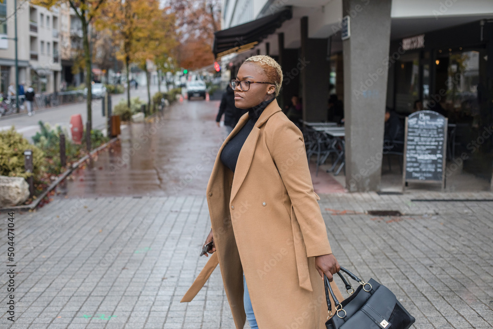elegant black business woman with short hair walking in the city Stock ...