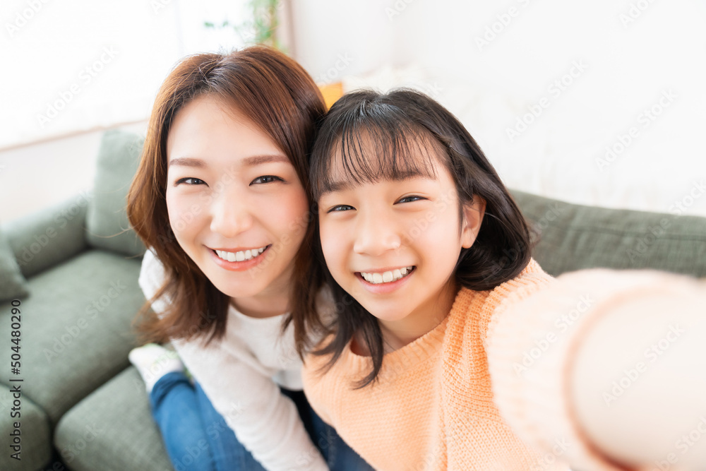 自撮りする親子 自撮りする親子