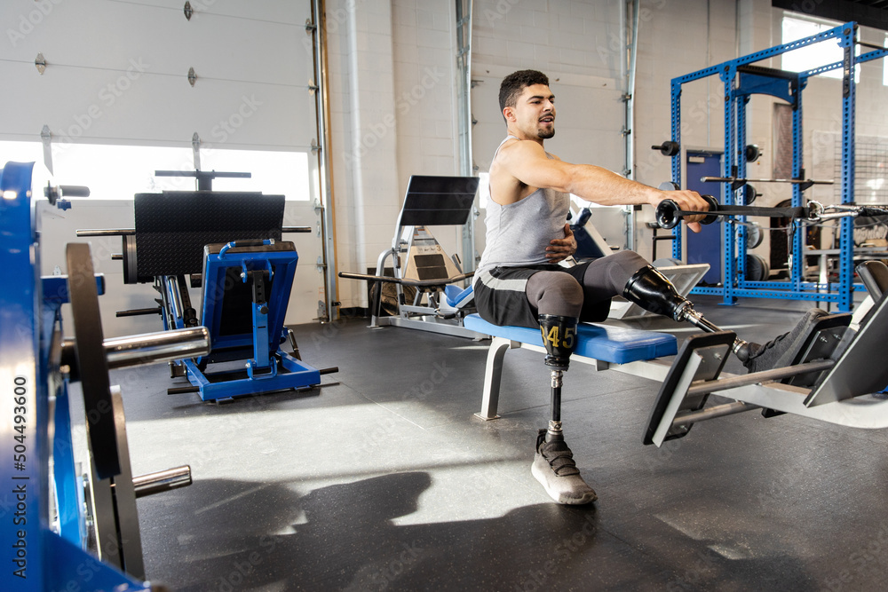 Double Leg Amputee Works Out His Arms With A Machine Double Leg Amputee Works Out His Arms With A Machine