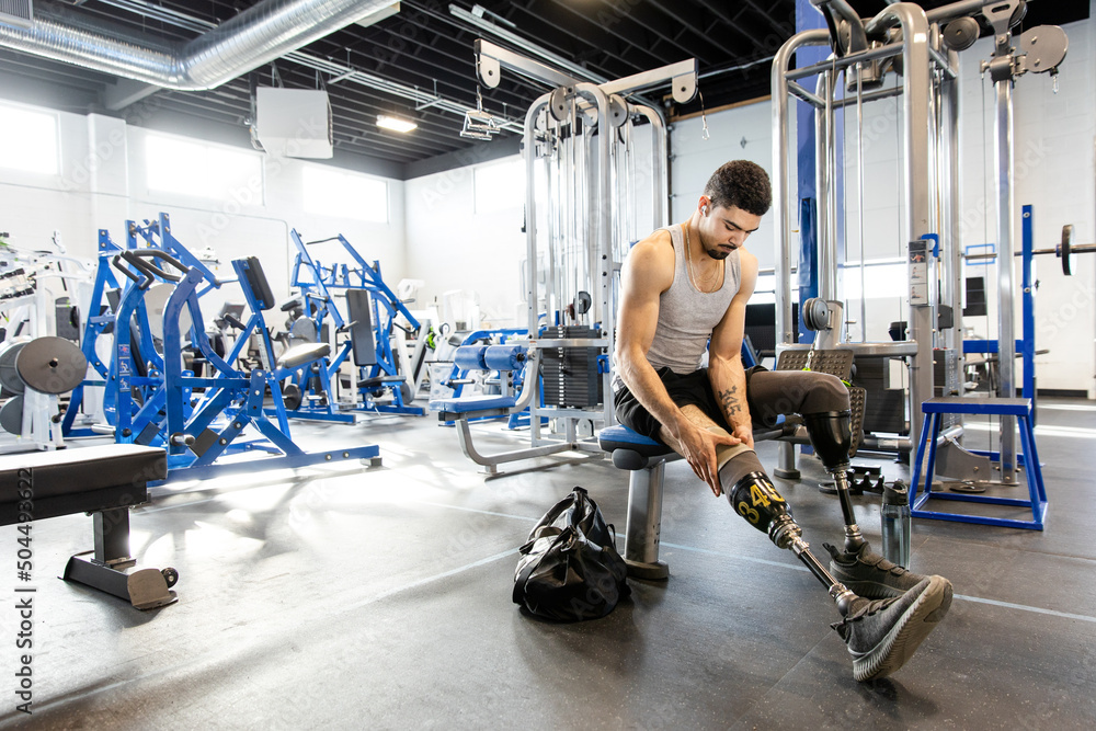 Double Leg Amputee Prepares Prosthetic Leg foto de Stock Adobe Stock