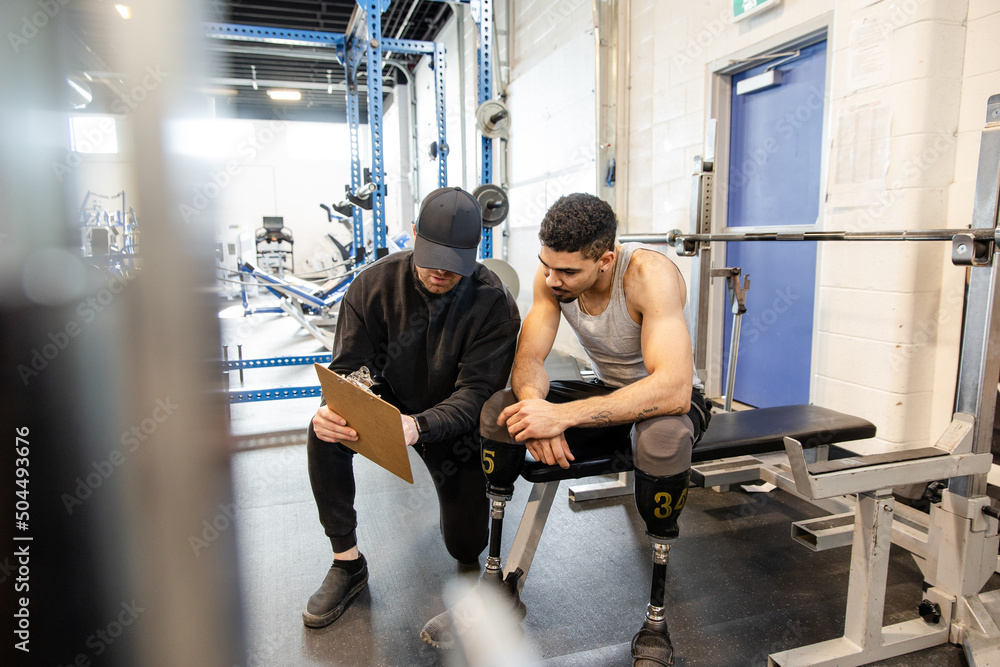 trainer shows double leg amputee clip board Coloso