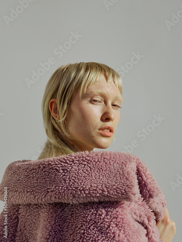 Cool and static portrait from behind - fashion and ecstatic 