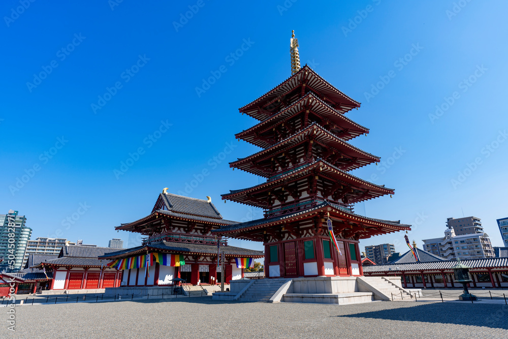 Obraz premium [大阪府]晴天の四天王寺（和宗の総本山の寺院）