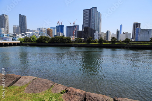 浜離宮庭園の石垣と隅田川河口に連なる高層ビル群 photo