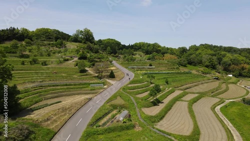 棚田を突き抜ける道路に沿って空撮した動画
