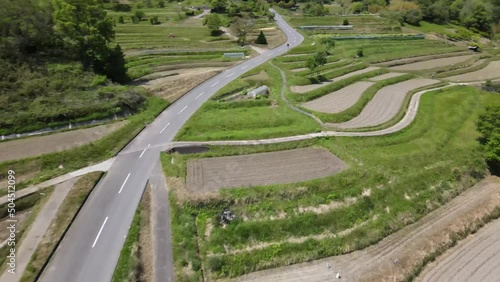 棚田を突き抜ける道路に沿って空撮した動画