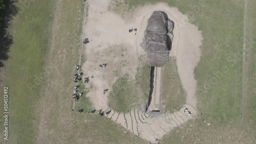 石舞台古墳の周りを空撮した動画