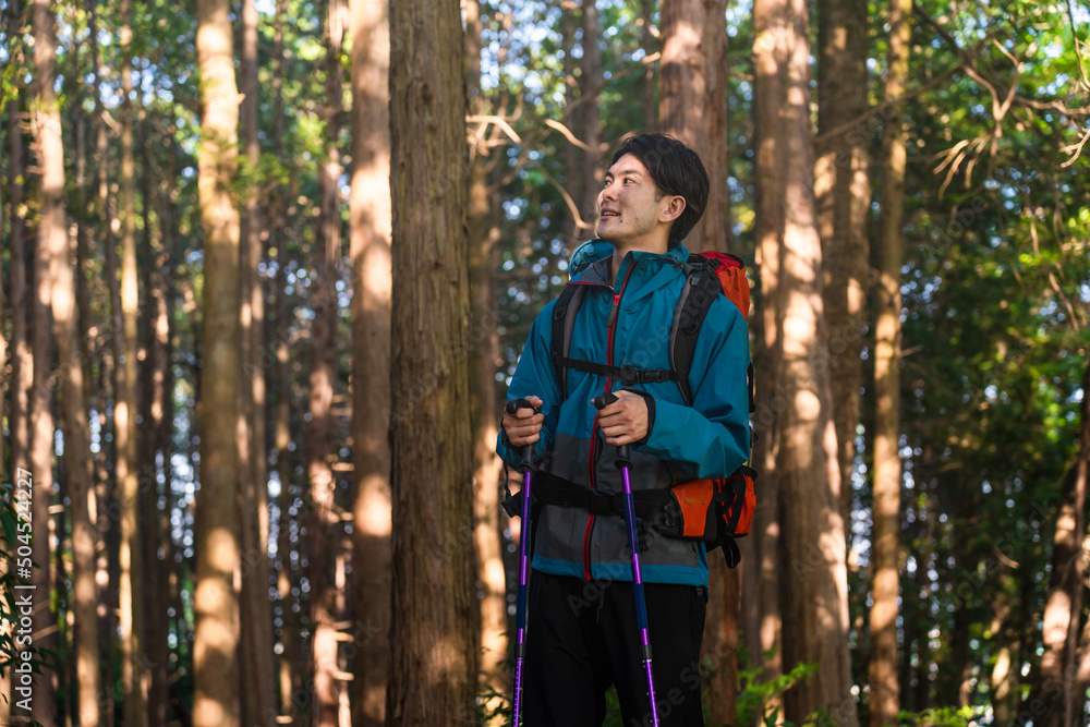 登山をする若い男性 スポーツイメージ 登山をする若い男性 スポーツイメージ