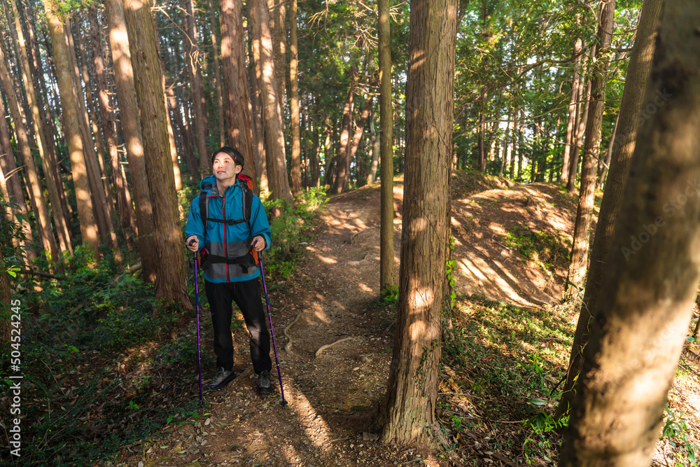 登山をする若い男性 スポーツイメージ 登山をする若い男性 スポーツイメージ