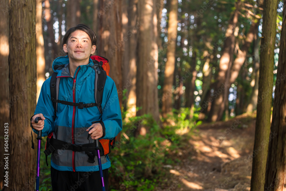 登山をする若い男性 スポーツイメージ 登山をする若い男性 スポーツイメージ