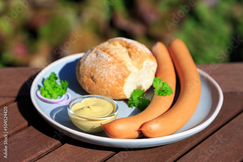 Fotografia Wiener Würstchen mit  Senf und Brötchen