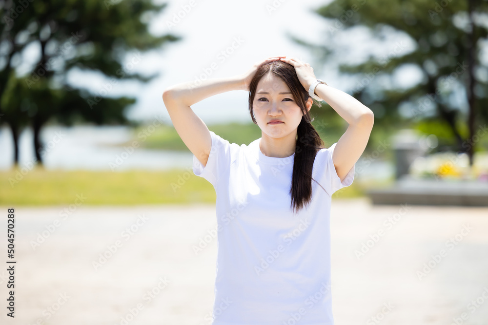 白いTシャツを着た日本人女性