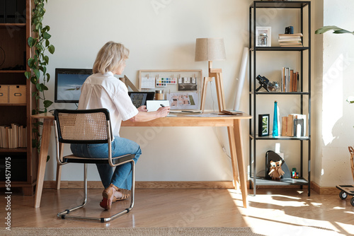 Business woman working on the office 