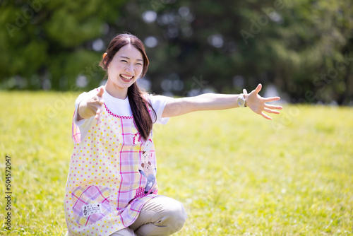 日本人女性の保育士さん