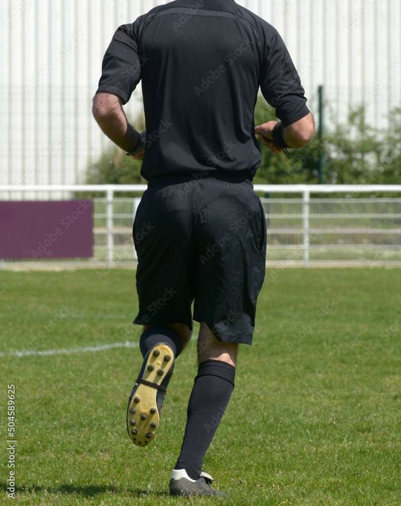 Fototapeta premium l'arbitre courant sur le terrain
