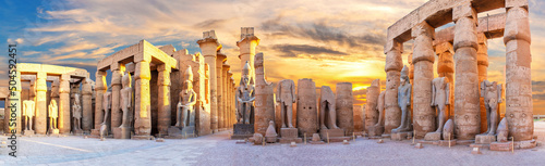 Obraz na płótnie Luxor Temple courtyard and the statues of Ramses II, Second Pylon, Egypt w salonie