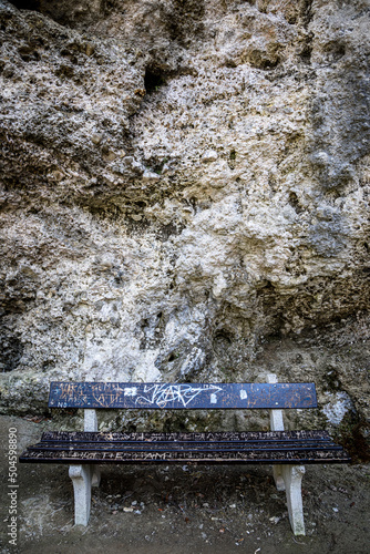 Graffiti-Bank am Wanderweg