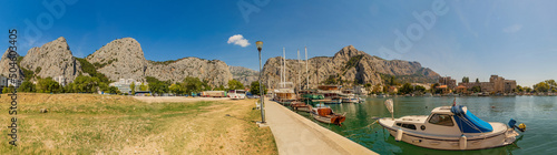 Omis, eine wunderschöne Stadt in Dalmatien, unweit von Split - Kroatien - Panorama photo