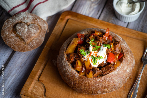 Ungarisches Gulasch im Brot
