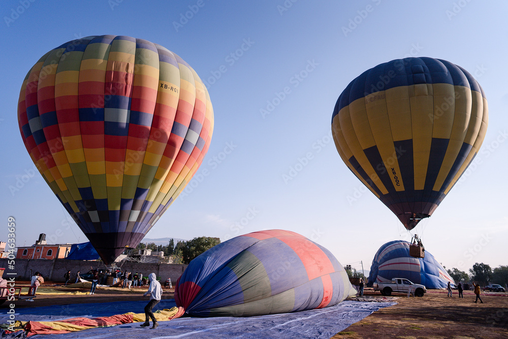Obraz premium balloon flight in teotihuacan mexico, .preparation of hot air balloons to fly