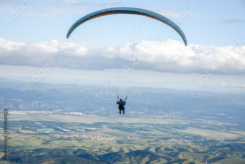 Salto duplo com parapente em dia lindo photo