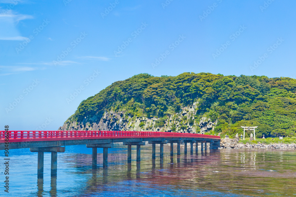 Oshima island is the biggest island in Echizen coast and has been worshipped by the local people from ancient times as “an island of God”.