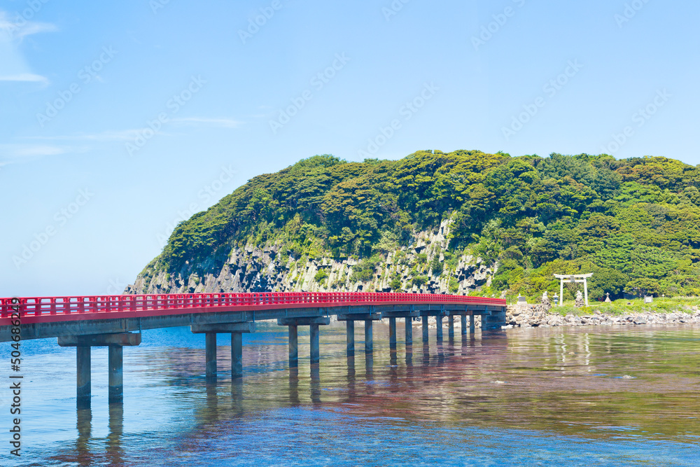 Oshima island is the biggest island in Echizen coast and has been worshipped by the local people from ancient times as “an island of God”.