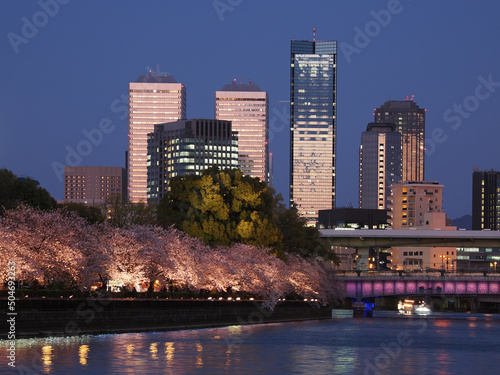 春、大阪天満橋と桜の夕景