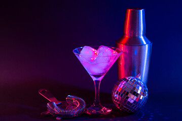 Sierkussen Bar Barbenodigdheden onder kleurrijk neonlicht  © Yulia Furman